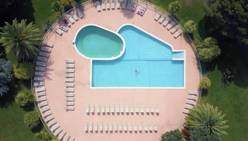 une vue aérienne d'une piscine dans un parc dans l'établissement Cocoon Albatros, Golf view, pool, pine trees and ocean, à Moliets-et-Maa