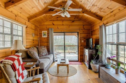 Ruang duduk di Willow Pond Cabin that is peaceful and quiet