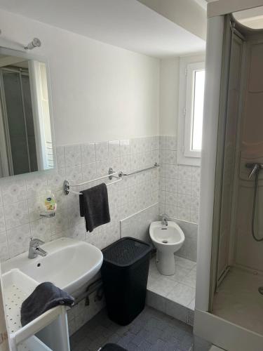 une salle de bain blanche avec un lavabo et des toilettes dans l'établissement logement 1 chambres, à Cannes