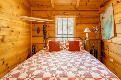 Katil atau katil-katil dalam bilik di Willow Pond Cabin that is peaceful and quiet