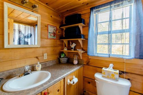 Bilik mandi di Willow Pond Cabin that is peaceful and quiet