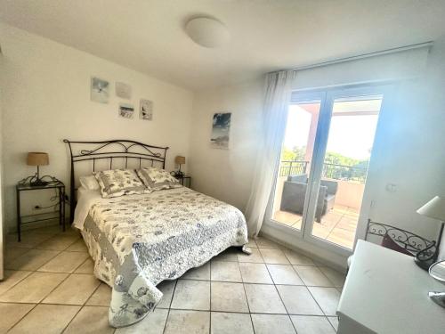 Ένα ή περισσότερα κρεβάτια σε δωμάτιο στο 4 Bed-Sleeps 8-Private Pool-HotTub-AirCon