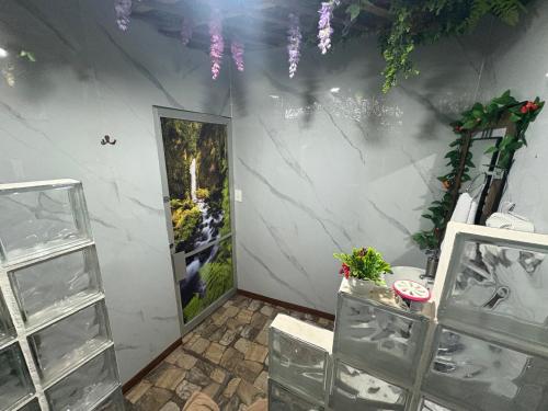 a bathroom with a marble wall and a doorway at Apartamento doña Lety in Fortuna