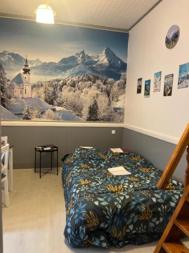 - une chambre avec un lit et une grande peinture murale dans l'établissement Studio 4 personnes plein centre, à Cauterets