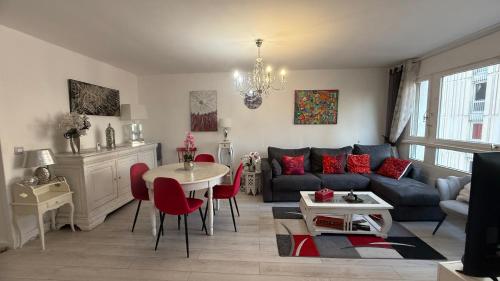 un salon avec un canapé et une table dans l'établissement un cocon a deux pas du métro et avec parking inclus, à Paris