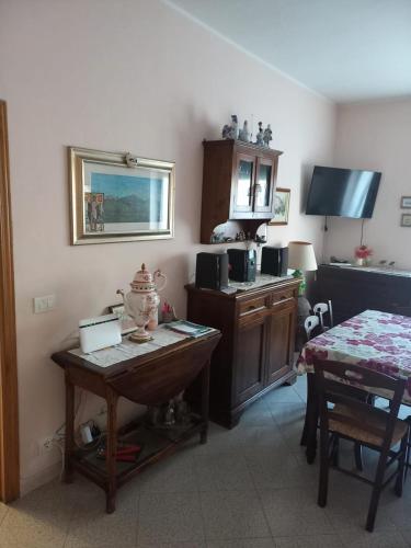 a living room with a table and a television at Vacanze da Susy Casa Silvana in Passignano sul Trasimeno