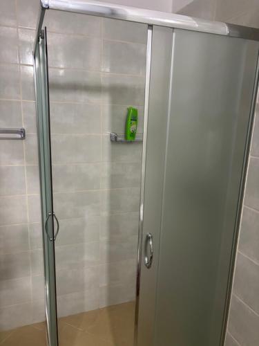 una doccia con porta in vetro in un bagno di Kledi Aprtament a Vlorë