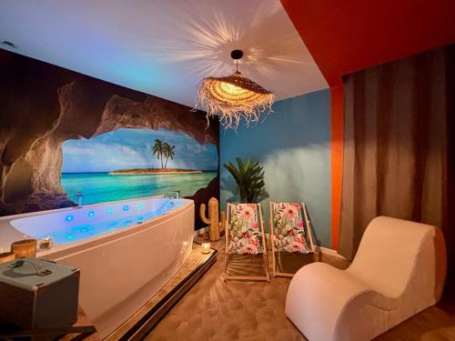 La salle de bains est pourvue d'une baignoire dans une grotte. dans l'établissement La Caliente love room glamour balnéo en duo, à Gujan-Mestras