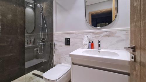 Phòng tắm tại Axxodia Sheikh Zayed Aeon Towers 1br Apt