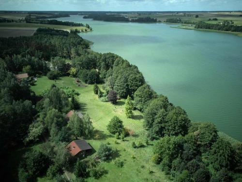 an aerial view of a house on a hill next to a lake at Drzemalik wypoczywaj z KLASĄ in Skarlin