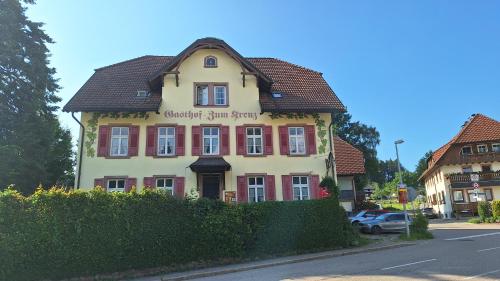 a building on the side of a street at Hotel zum Kreuz in Sankt Peter