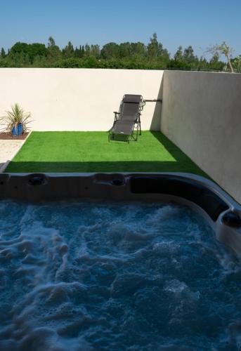 une piscine avec une chaise dans une cour arrière dans l'établissement LES JARDINS D'ORANGE, à Orange