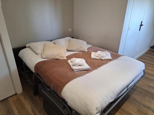 Una cama con dos toallas encima en Studio lumineux 2 pers Olivet Avenue Loiret, en Olivet