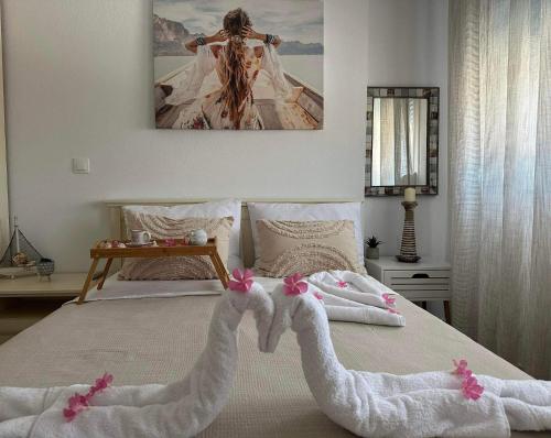 スカラ・ラクニオウにあるOlive Luxury Apartmentのタオルが敷かれたベッドのある寝室