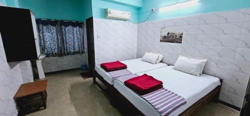 Cama o camas de una habitación en Murdeshwar lodge