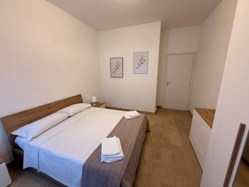 ein Schlafzimmer mit einem großen Bett mit zwei Handtüchern darauf in der Unterkunft A casa di matty in Agliano Terme