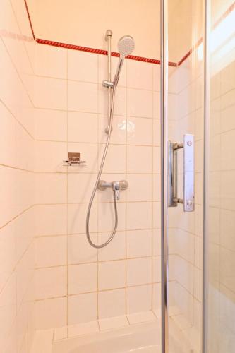 une douche dans une salle de bain avec une porte vitrée dans l'établissement T2 cosy avec clim cour Charme & fraîcheur à Nîmes, à Nîmes