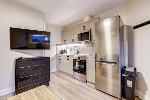 Кухня или мини-кухня в Adrian's Suites 1 Bedroom Junior Suite
