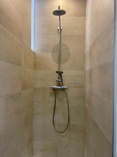 une douche avec pommeau de douche dans une salle de bain dans l'établissement La Biche, à La Celle-sous-Gouzon