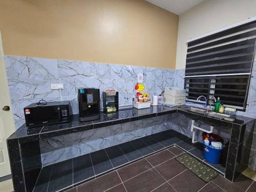Dapur atau dapur kecil di Homestay Ombak Mimpi