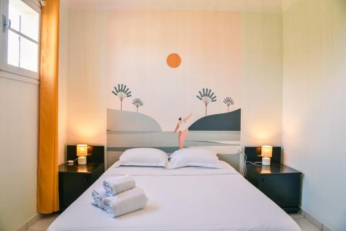 une chambre avec un lit avec des serviettes dessus dans l'établissement Les Tourterelles, à Seignosse