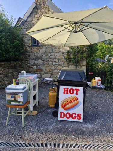 Saint MullinsにあるSt Mullins Glamping Hut,R95T3CTのホットドッグスタンドと傘、ホットドッグの横にある