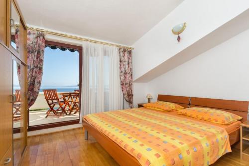 una camera da letto con un letto e vista sull'oceano di Seafront Villa - with heated swimming pool a Trogir