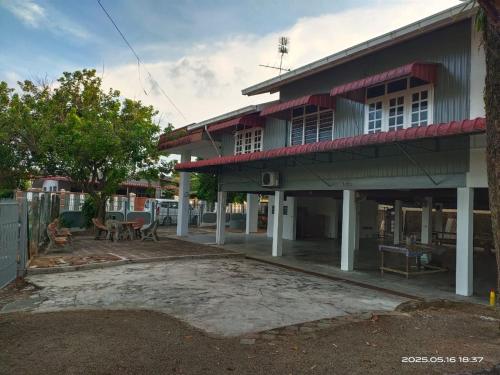 El edificio en el que está la casa vacacional