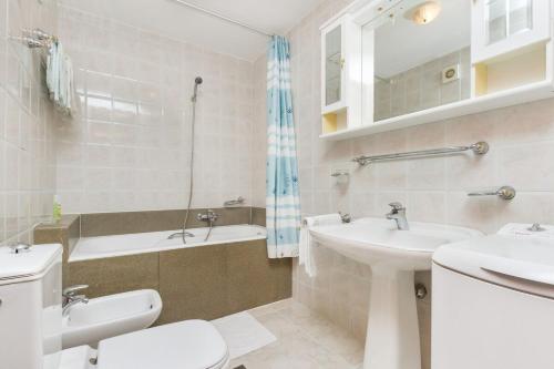 un bagno con un water, un lavandino e una vasca di Seafront Villa - with heated swimming pool a Trogir