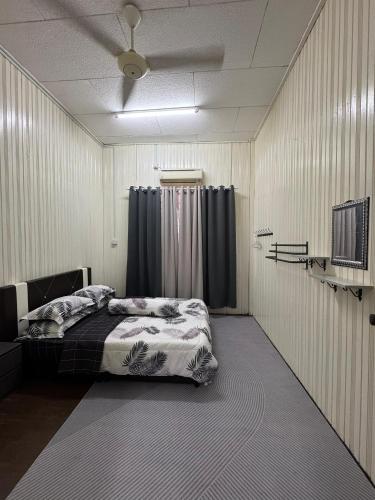 Una cama o camas en una habitación de WanKi Homestay