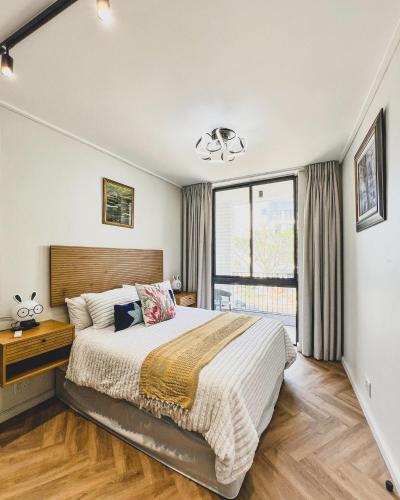 ケープタウンにあるAgape Apartment On park Centuryの大きなベッドと窓のある寝室