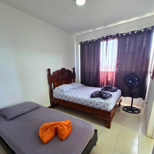 a bedroom with two beds and a window at Tucacas, Frente al Mar, Vista 180 Grados, Piscina y Playa Privada in Tucacas