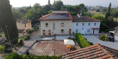 an aerial view of a large white house at Podere Gian Battaglia in Fucecchio