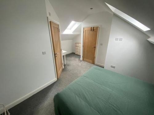 a bedroom with a green bed in a room at LT Duplex - 1 Bedroom Apartment in Leicester
