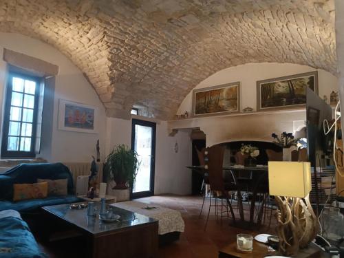 un salon avec un canapé et une table dans l'établissement Les Mimosas, à Lecques