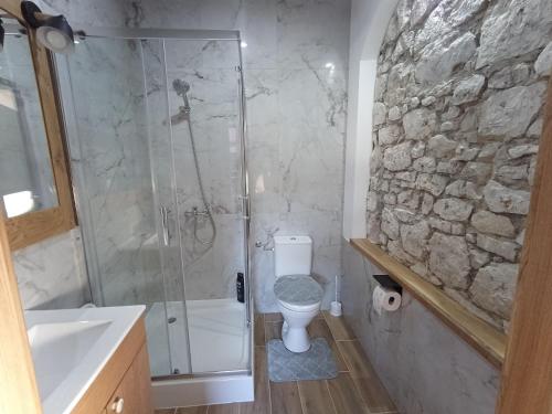 Ένα μπάνιο στο Spichlerz Apartmanety