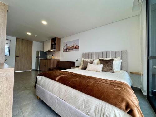 a bedroom with a large bed in a room at Apartaestudio con balcón en zona top in Armenia
