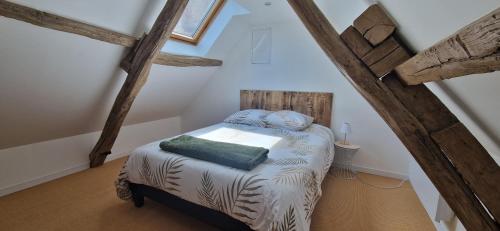 - une petite chambre mansardée dans l'établissement Maison atypique centre Auxerre, à Auxerre