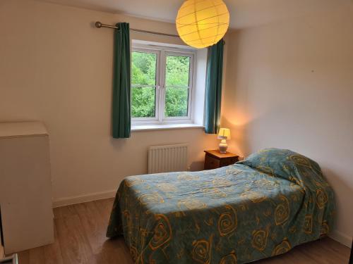 une chambre avec un lit et une fenêtre dans l'établissement High Standard Single Room near Gatwick Airport, à Horley