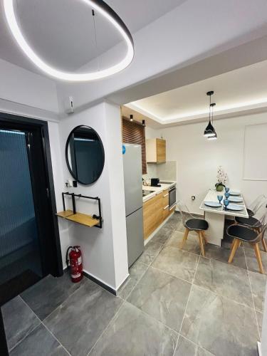 Кухня или мини-кухня в Avra House Nea Peramos
