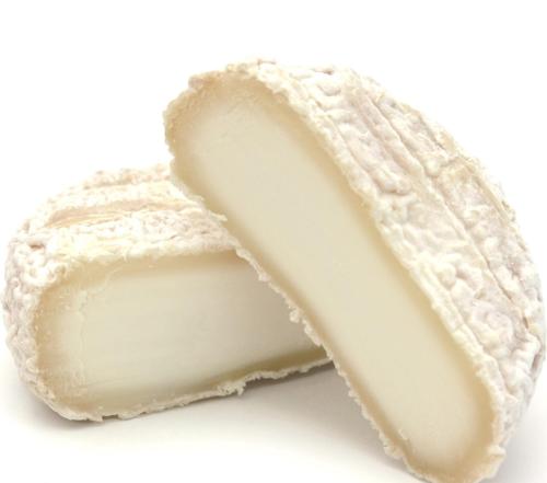 un morceau de fromage blanc sur fond blanc dans l'établissement Maison de famille Victorine, à Lamastre