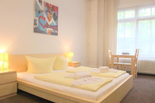 Un pat sau paturi într-o cameră la Pension Central Hostel Berlin