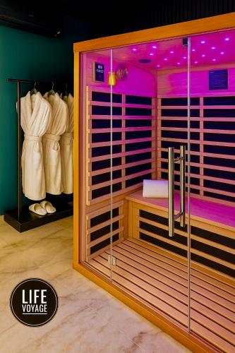 a room with a closet with a shower and a room withadobeadobeadobeadobe at LIFE VOYAGE & SPA - Strasbourg's City Center Luxury Experience in Strasbourg