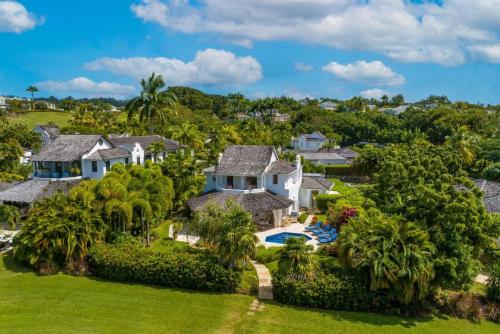 Royal Westmoreland - Villa Grove home في سانت جيمس: اطلالة جوية على منزل به مسبح واشجار