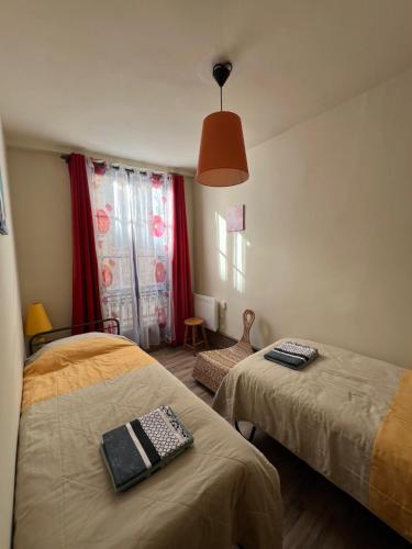 En eller flere senge i et værelse på Le bonheur partagé au Puy en Velay