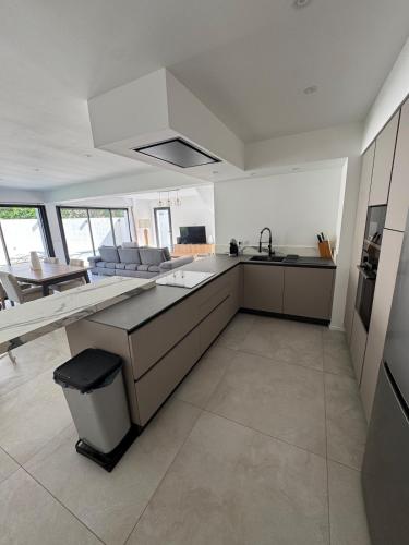 une cuisine avec un évier et un plan de travail dans l'établissement Villa neuve plage a pied, à Saint-Cyr-sur-Mer