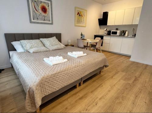a bedroom with a bed with two towels on it at Apartament Przedzamcze Malbork in Malbork