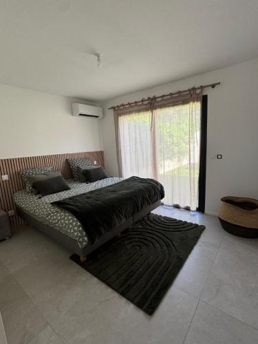 une chambre avec deux lits et une grande fenêtre dans l'établissement Villa neuve plage a pied, à Saint-Cyr-sur-Mer