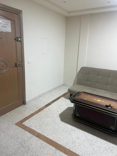 a living room with a couch and a door at Appartement nasria in Sfax