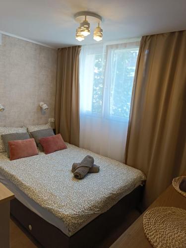 Postel nebo postele na pokoji v ubytování Super Central small studio with Palace View!